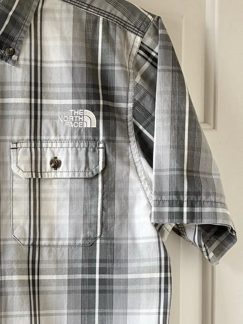 The North Face Men's Button-Up Shirt Short Sleeve Plaid Gray & White Size M